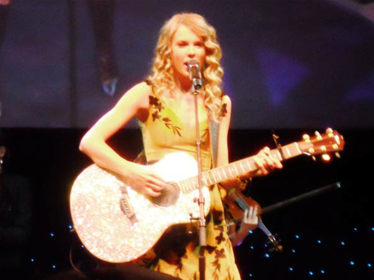 Taylor Swift performing live with a guitar, Photo Credit: Wikimedia